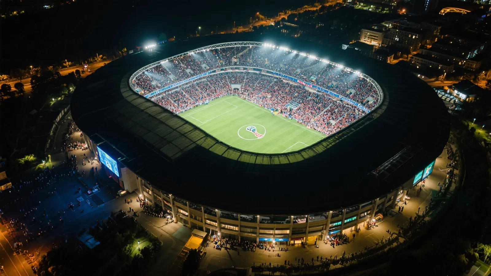世界杯球场夜景与球迷氛围